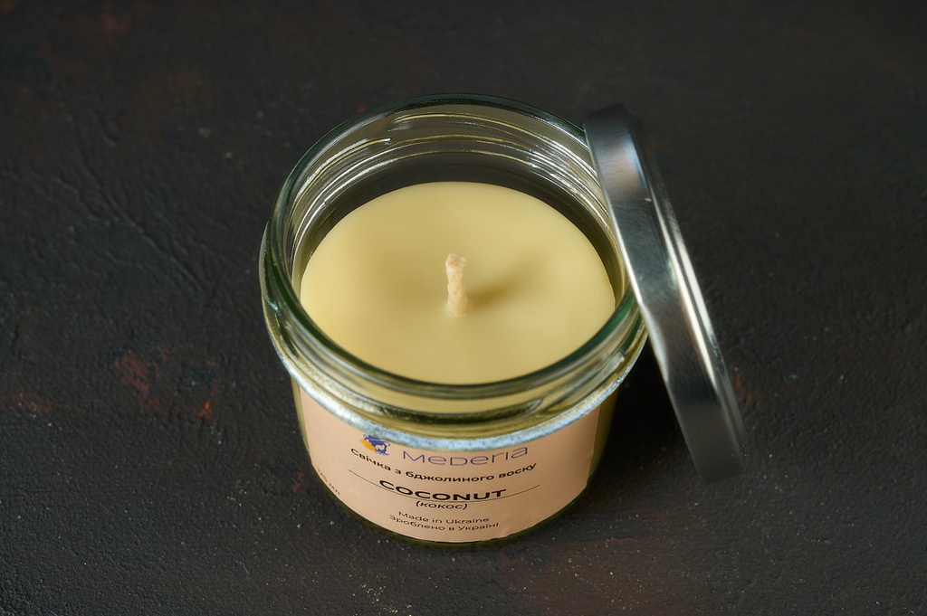 Свічка з бджолиного воску у скляному свічнику