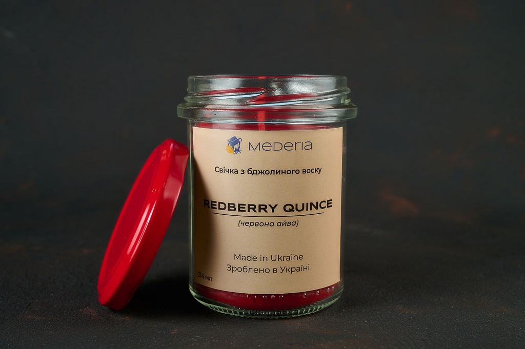 Свічка з бджолиного воску у скляному свічнику