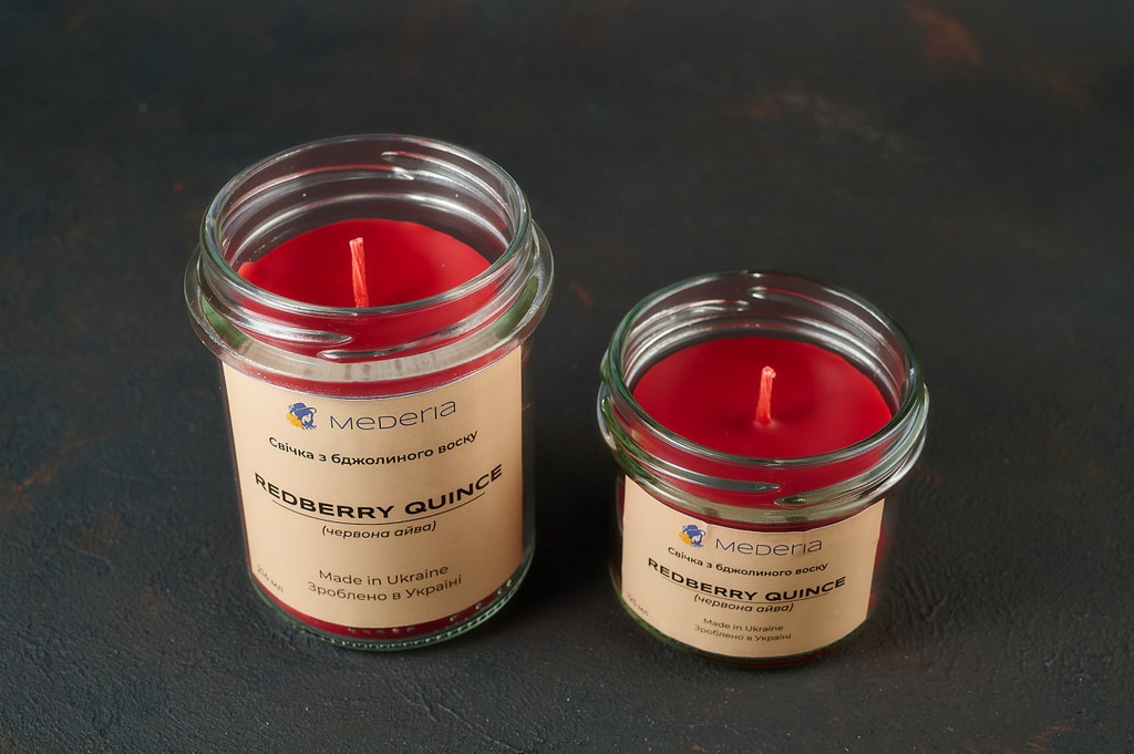 Свічка з бджолиного воску у скляному свічнику