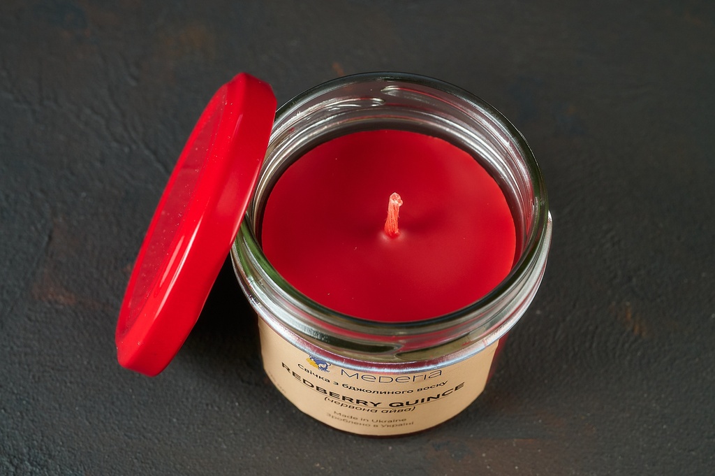 Свічка з бджолиного воску у скляному свічнику